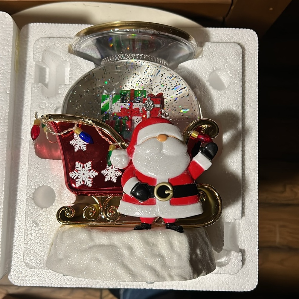Bath & Body Santa Sleigh 3 wick candle holder 🛷 Light up Snow Globe BNIB - Picture 4 of 6